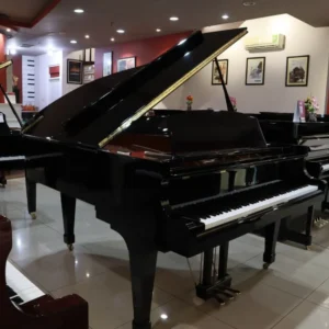 Grand piano Kawai GS-30 dengan desain elegan, menampilkan permukaan berlapis polish hitam dan kualitas konstruksi premium di Allegro Piano