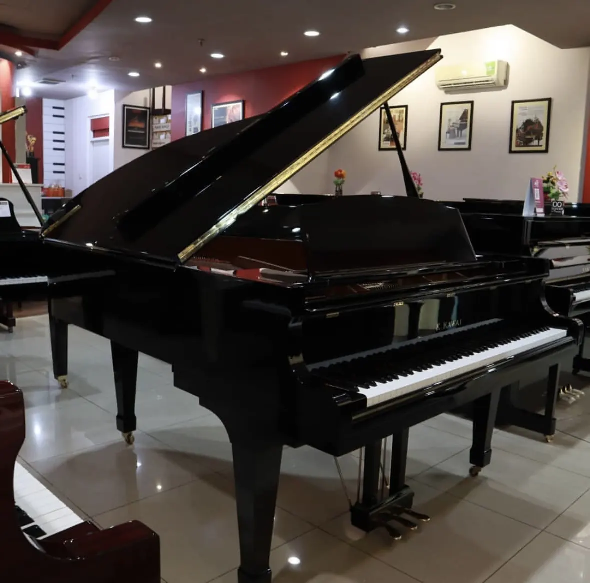 Grand piano Kawai GS-30 dengan desain elegan, menampilkan permukaan berlapis polish hitam dan kualitas konstruksi premium di Allegro Piano