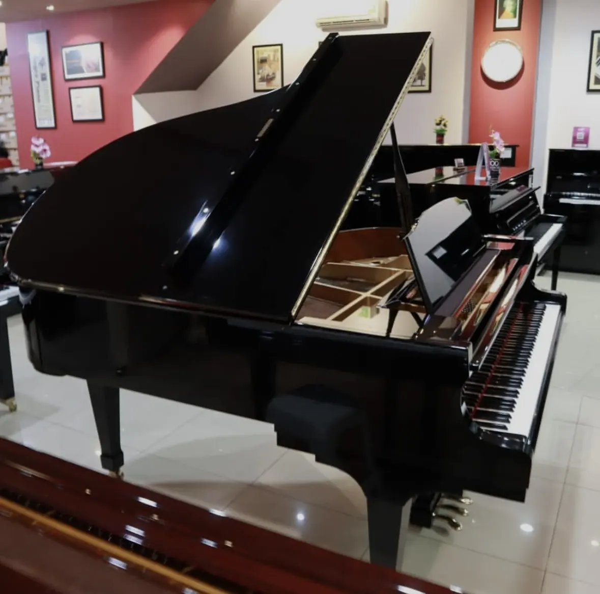 Grand piano Kawai GS-30 dengan desain elegan, menampilkan permukaan berlapis polish hitam dan kualitas konstruksi premium di Allegro Piano
