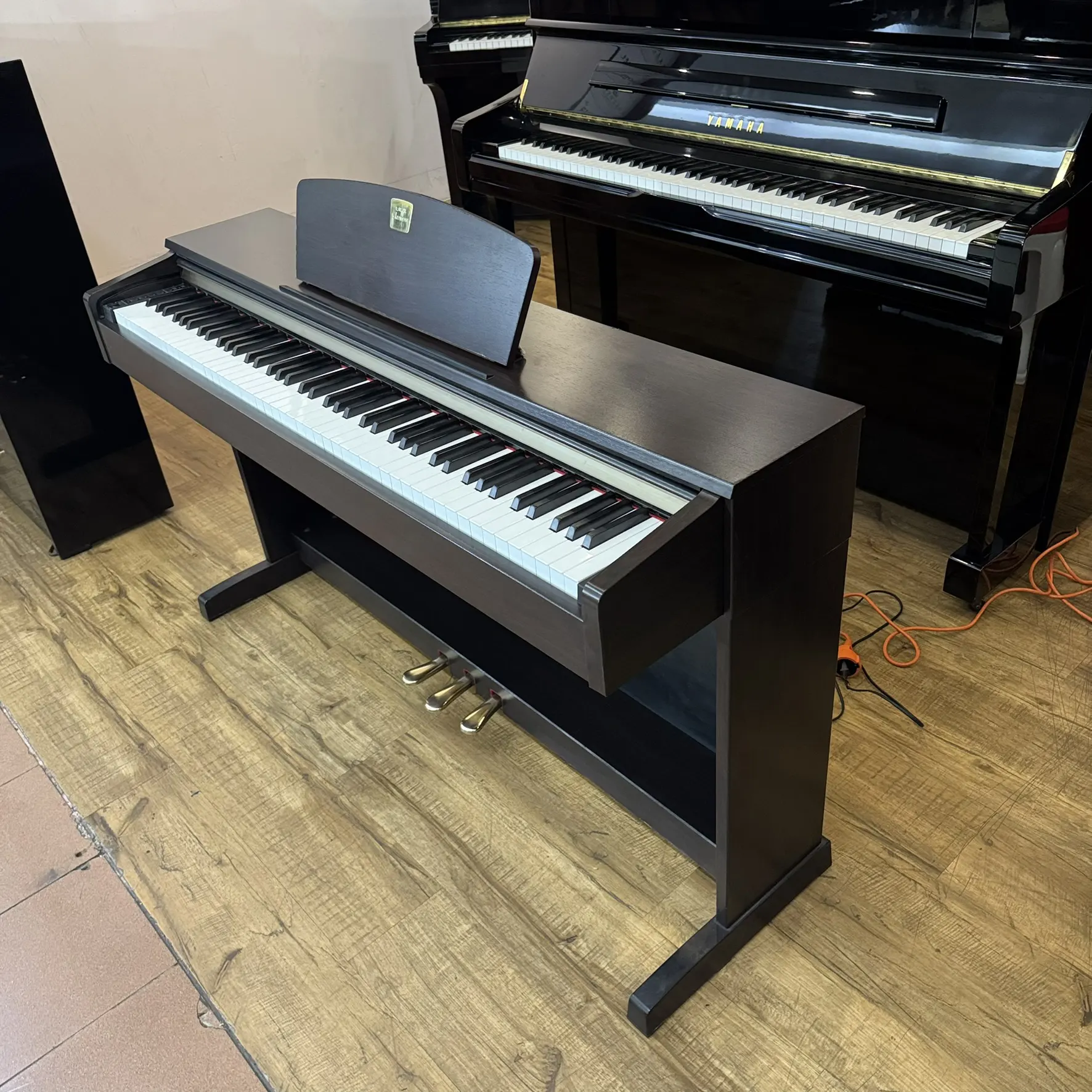 Digital piano Yamaha Clavinova CLP-120 dengan kabinet kayu dan 88 tuts weighted - Allegro piano