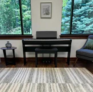 Digital piano Yamaha P-145 dengan desain ringkas dan 88 tuts weighted