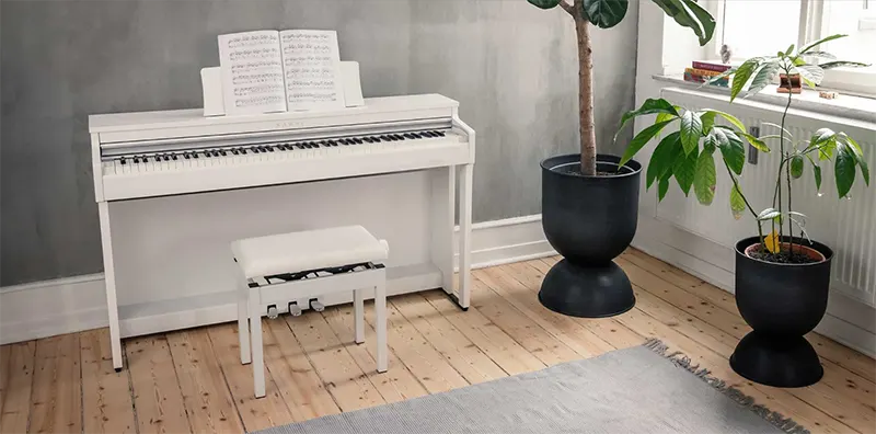 Digital piano Kawai CN201 berwarna putih dengan desain upright modern dan tiga pedal bawaan - Allegro piano