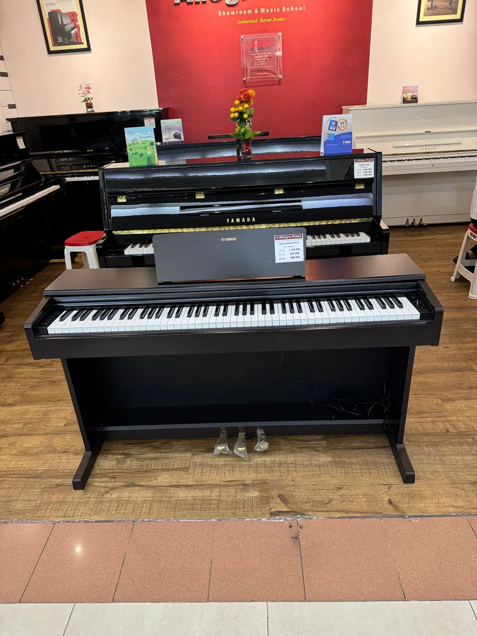 Digital piano Yamaha YDP-143 Arius dengan kabinet kayu dan 88 tuts weighted - Allegro piano