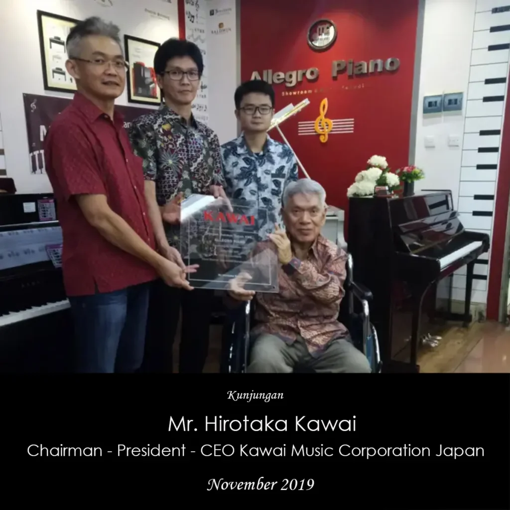 Mr. Hirotaka Kawai memberikan penghargaan Authorized Kawai Dealer kepada perwakilan Allegro Piano dalam sebuah acara resmi.