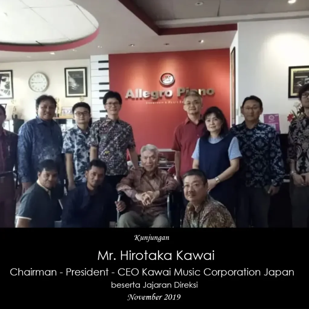 Mr. Hirotaka Kawai memberikan penghargaan Authorized Kawai Dealer kepada perwakilan Allegro Piano dalam sebuah acara resmi.