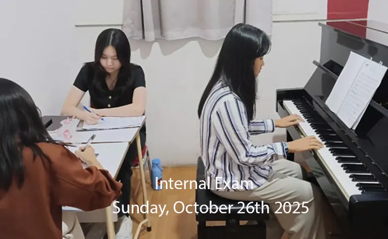 Siswa Allegro Music School mengikuti ujian internal exam sambil memainkan instrumen di depan penguji