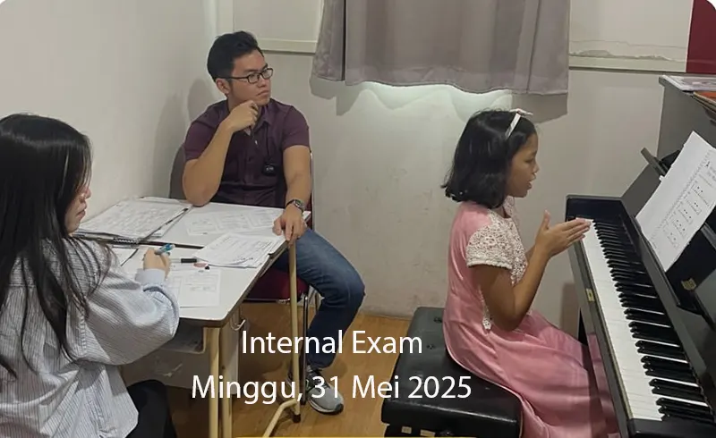 Siswa Allegro Music School mengikuti ujian internal exam sambil memainkan instrumen di depan penguji
