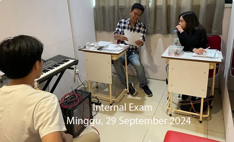 Penguji Allegro Music School mengamati performa siswa dalam sesi internal exam