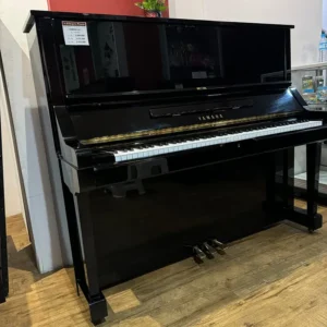 Upright piano Yamaha UX warna hitam glossy tampak depan