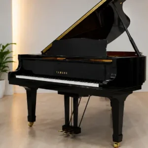 Grand piano Yamaha C1 hitam glossy tampak depan elegan