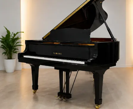 Grand piano Yamaha C1 hitam glossy tampak depan elegan