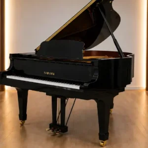 Yamaha C2 grand piano tampak depan hitam glossy elegan
