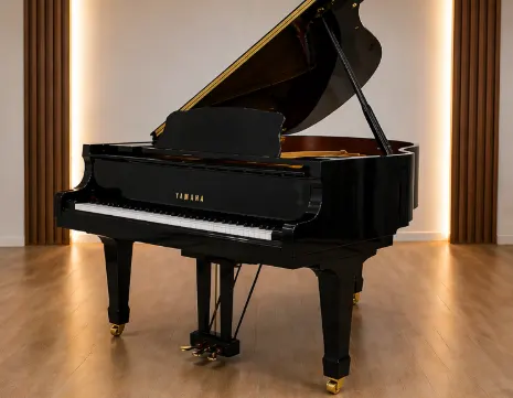 Yamaha C2 grand piano tampak depan hitam glossy elegan