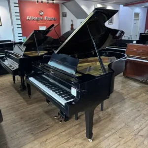 Grand piano Yamaha C7 hitam glossy tampak full body dengan lid terbuka