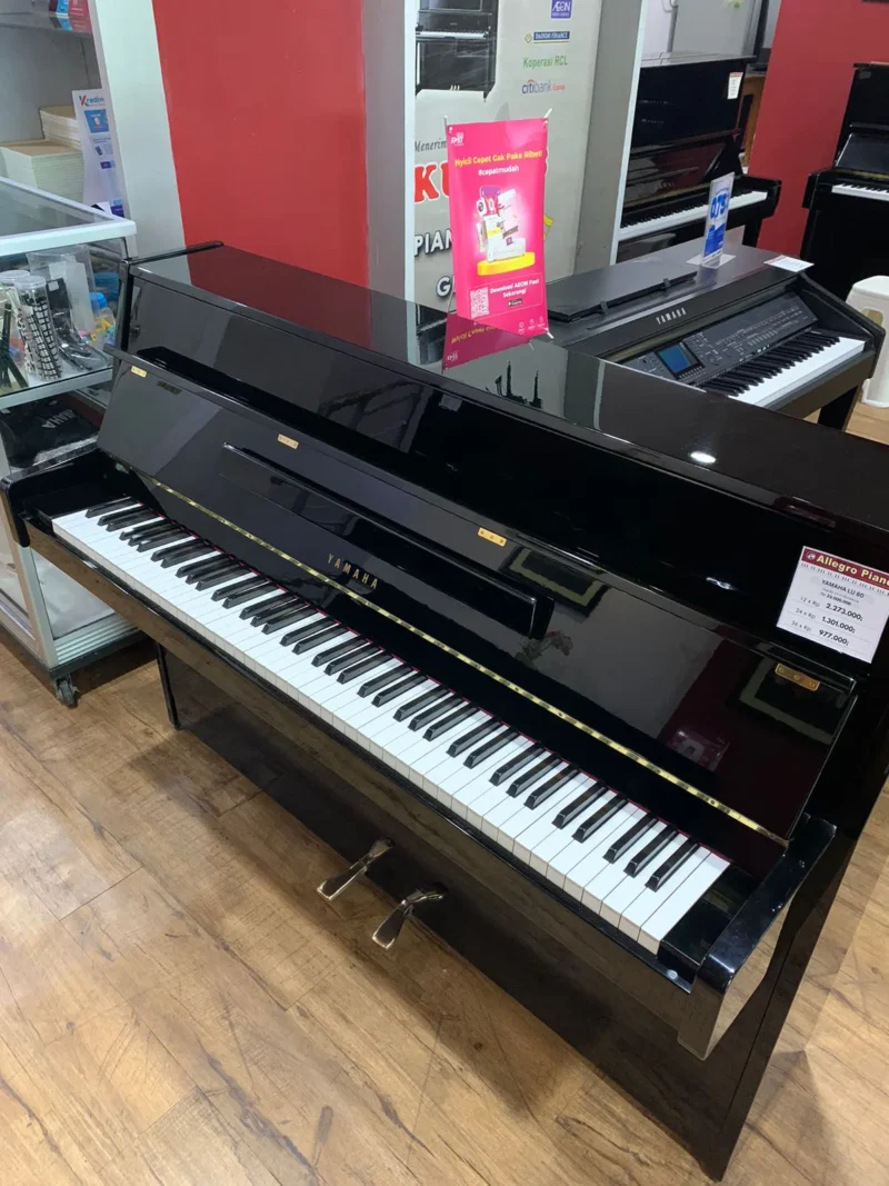 Upright piano Yamaha LU-80 hitam glossy tampak depan elegan