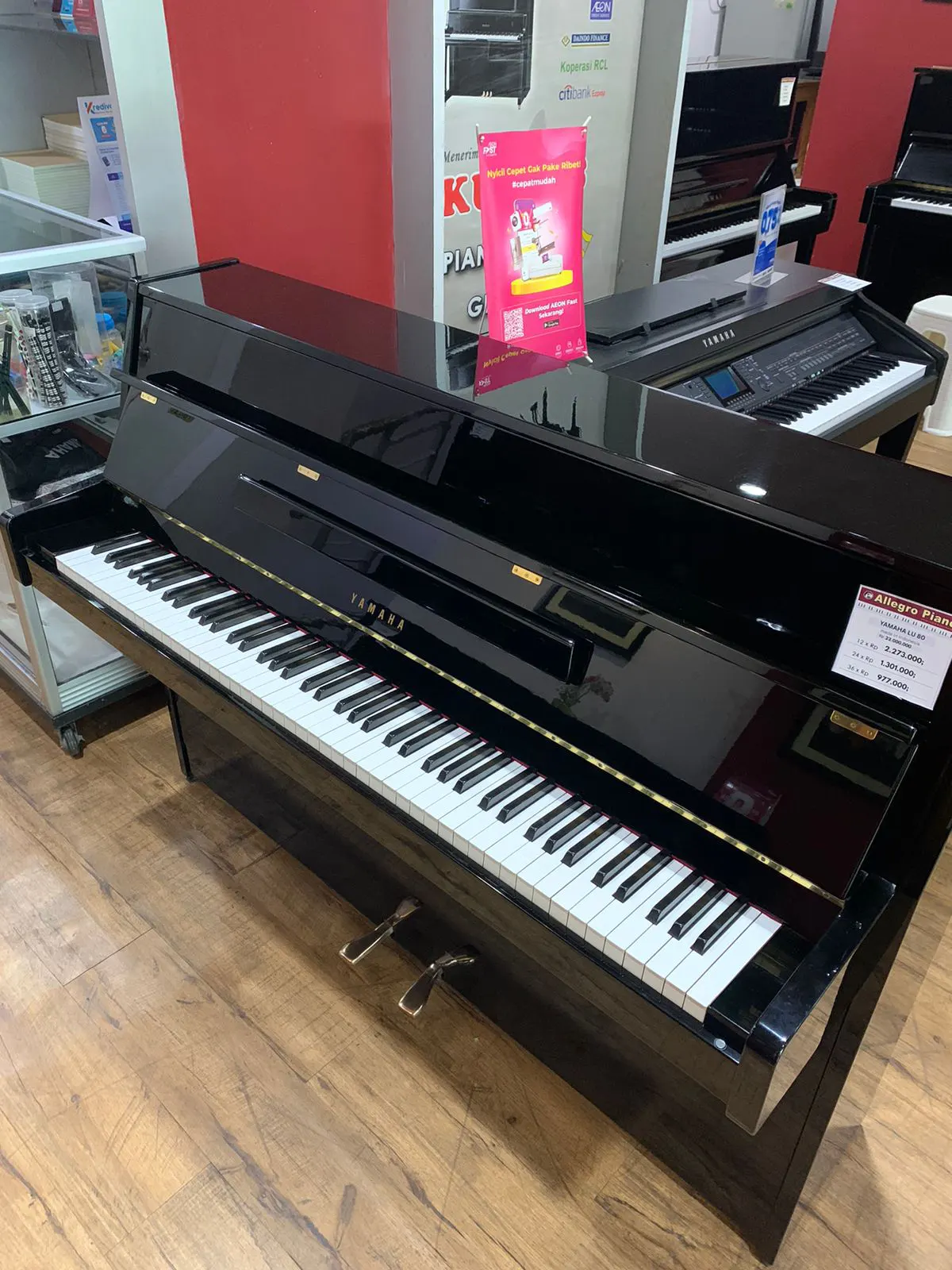 Upright piano Yamaha LU-80 hitam glossy tampak depan elegan