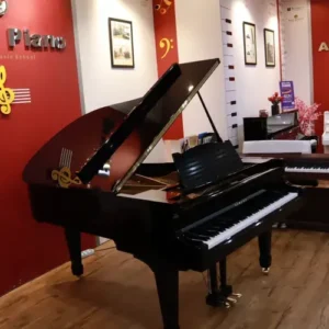 Tampilan full body grand piano Yamaha G3 warna hitam elegan