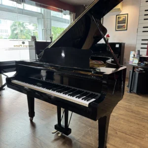 Grand piano Yamaha G3E hitam glossy tampak depan elegan