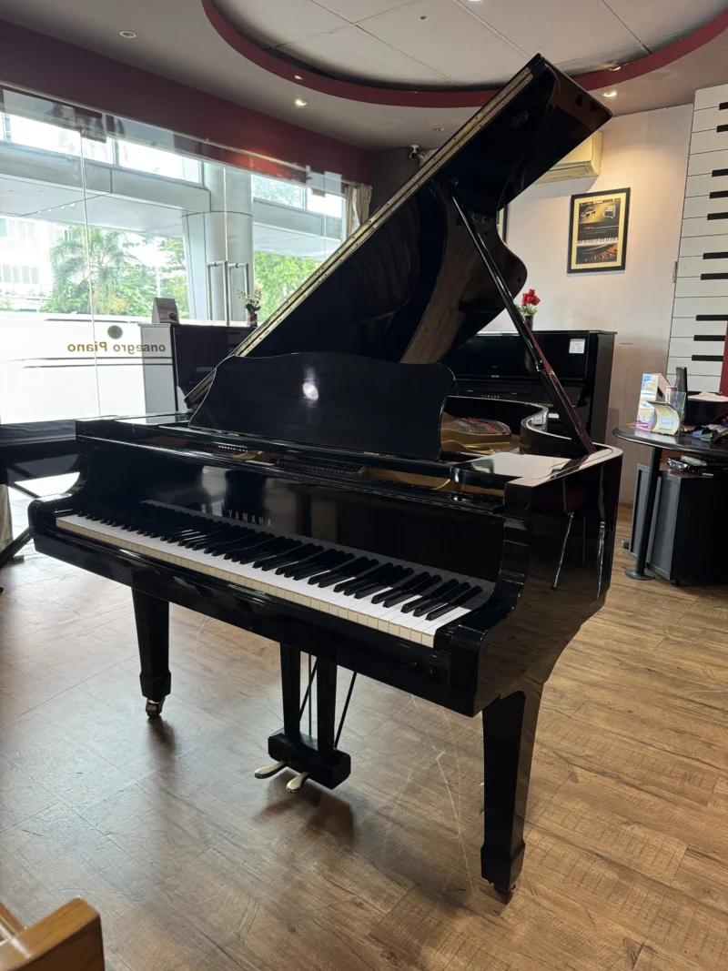 Grand piano Yamaha G3E hitam glossy tampak depan elegan