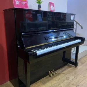 Piano Upright Yamaha U3 hitam glossy dengan desain elegan dan suara profesional di Showroom Allegro Piano