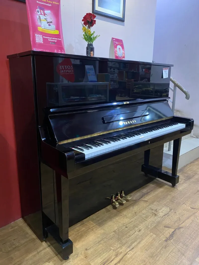 Piano Upright Yamaha U3 hitam glossy dengan desain elegan dan suara profesional di Showroom Allegro Piano