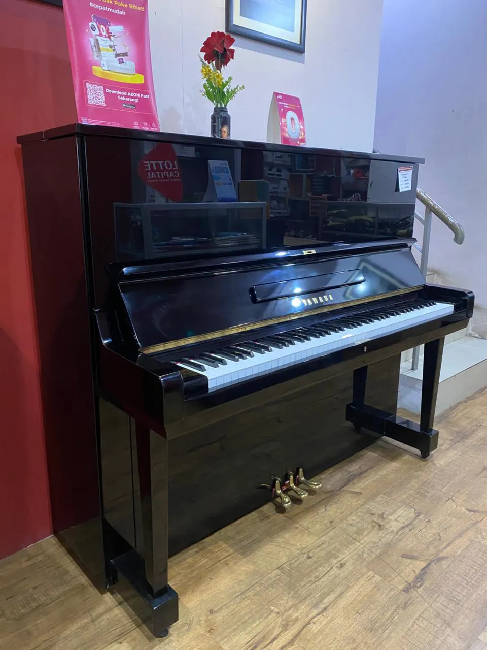 Piano Upright Yamaha U3 hitam glossy dengan desain elegan dan suara profesional di Showroom Allegro Piano