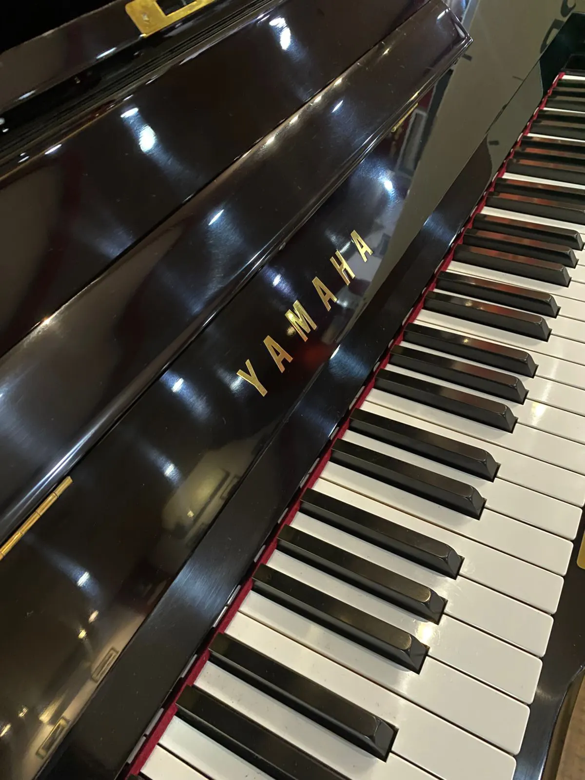 Piano upright Yamaha U3H hitam glossy dengan desain elegan dan kualitas Jepang di Showroom Allegro Piano