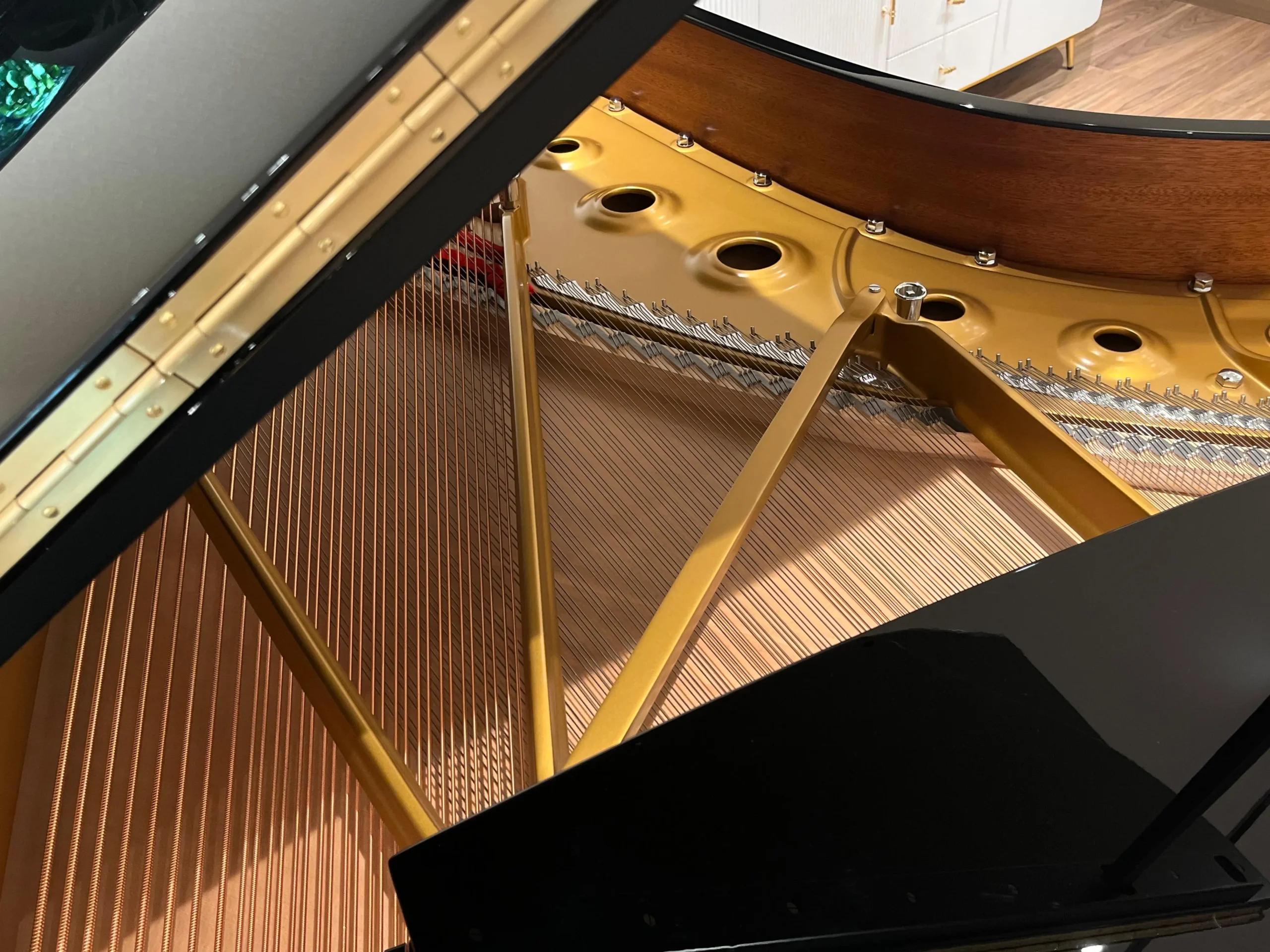 Piano grand Steinway & Sons Spirio 2026 dengan teknologi self-playing resolusi tinggi, desain elegan hitam glossy, dan sistem digital terintegrasi | Allegro Piano