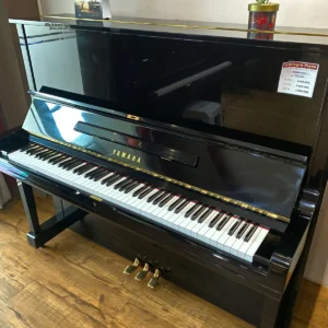 Piano upright Yamaha U3H hitam glossy dengan desain elegan dan kualitas Jepang di Showroom Allegro Piano