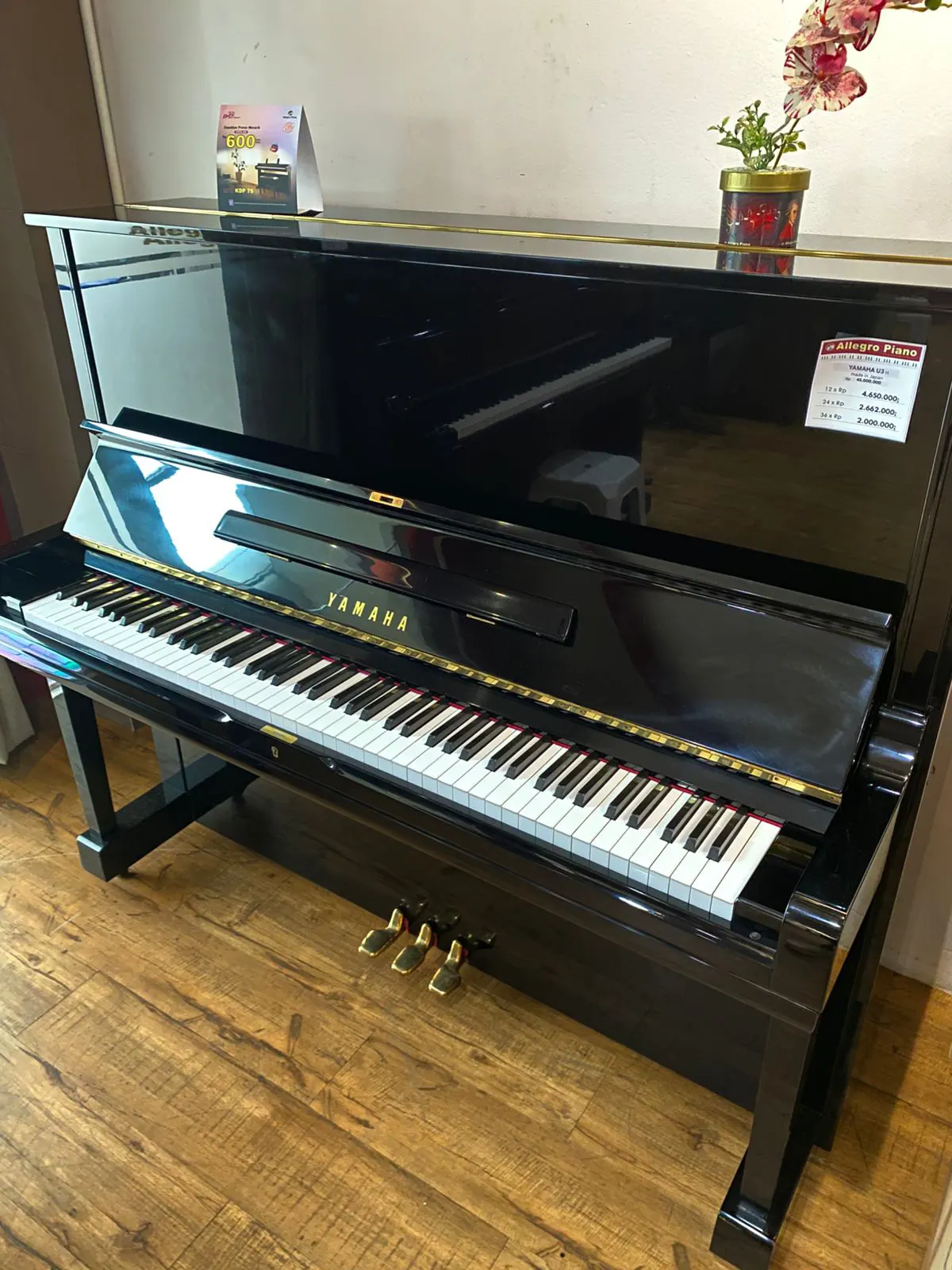 Piano upright Yamaha U3H hitam glossy dengan desain elegan dan kualitas Jepang di Showroom Allegro Piano