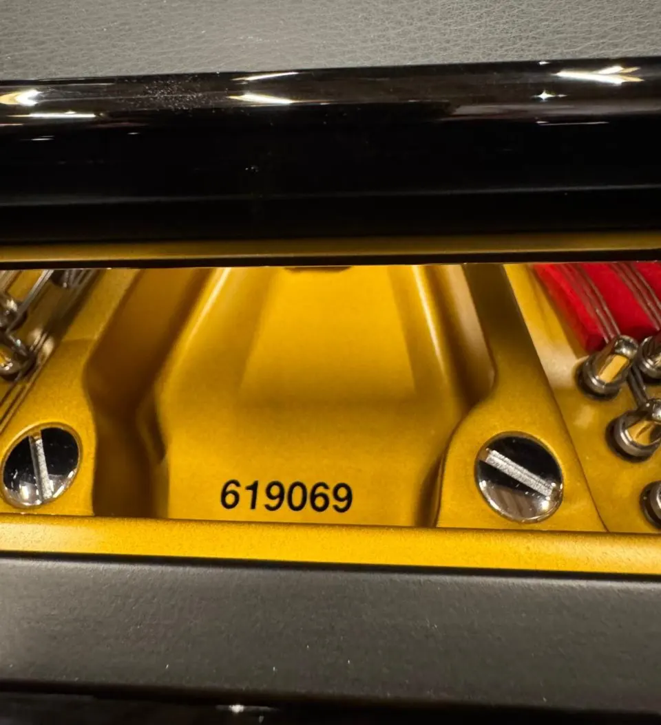 Grand piano Steinway & Sons Model B 2022 berwarna hitam glossy dengan desain elegan dan kualitas suara semi-konser yang hangat dan seimbang | Allegro Piano