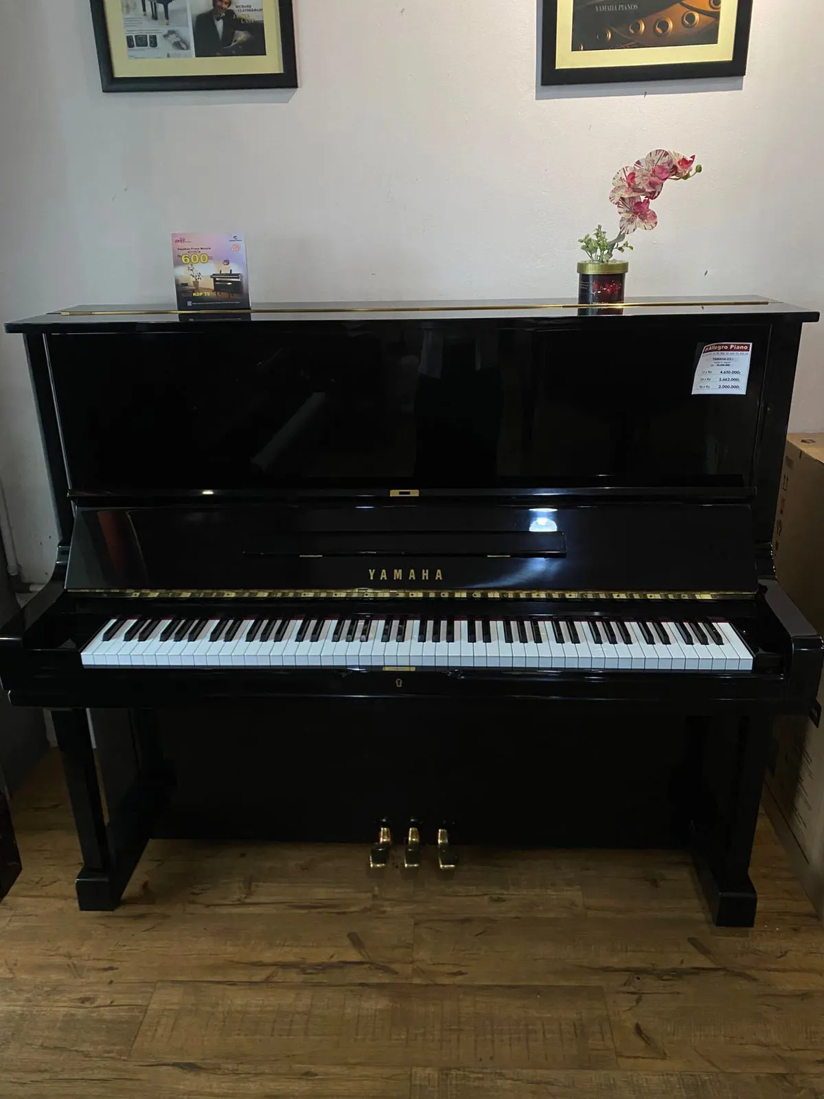 Piano upright Yamaha U3H hitam glossy dengan desain elegan dan kualitas Jepang di Showroom Allegro Piano
