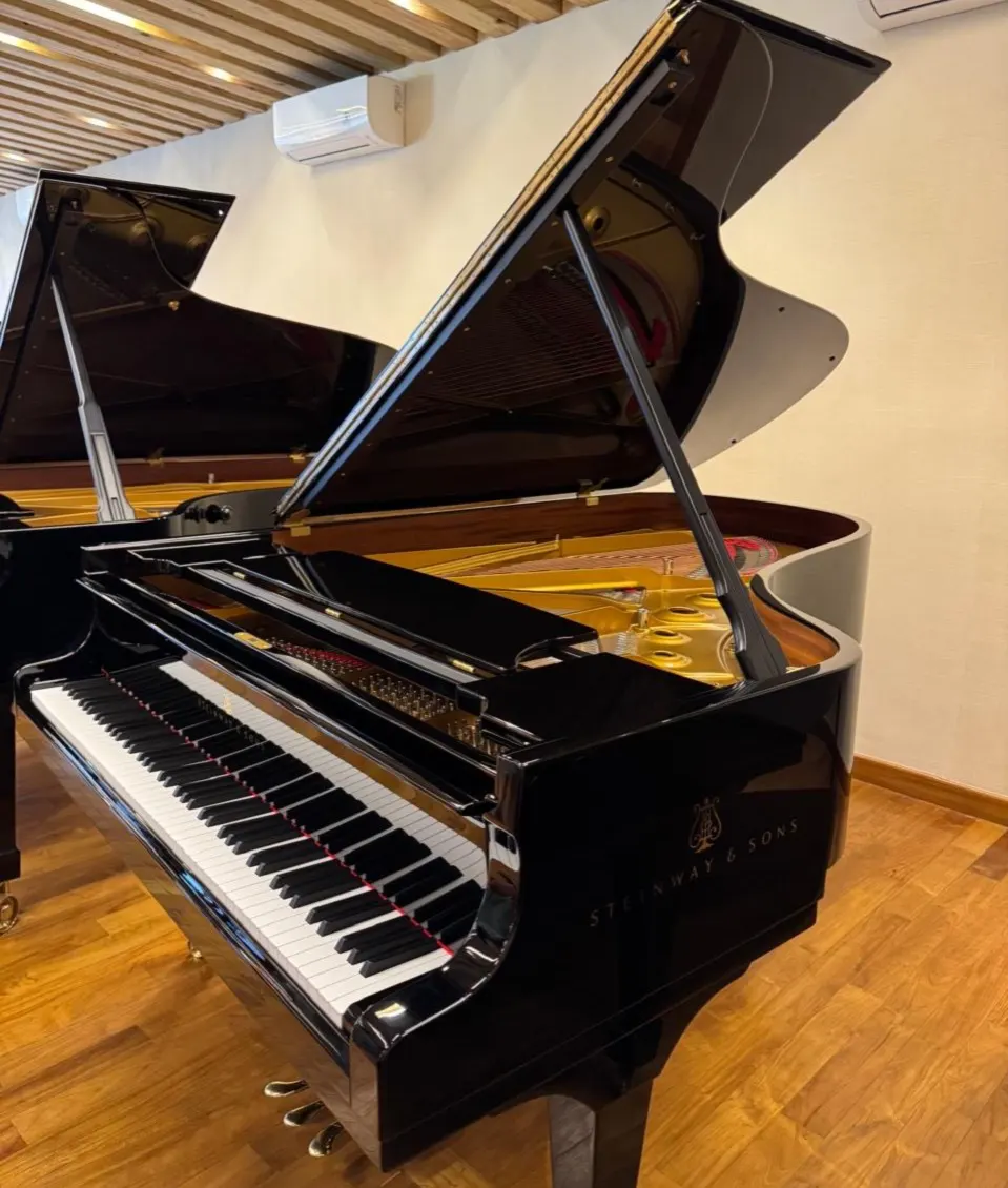 Grand piano Steinway & Sons Model B 2022 berwarna hitam glossy dengan desain elegan dan kualitas suara semi-konser yang hangat dan seimbang | Allegro Piano