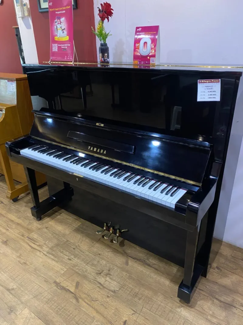 Piano Upright Yamaha U3 hitam glossy dengan desain elegan dan suara profesional di Showroom Allegro Piano