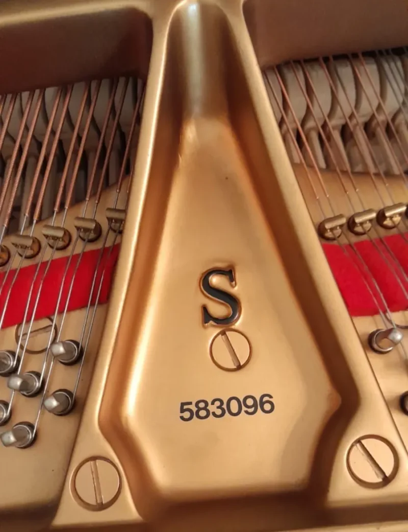 Piano baby grand Steinway & Sons Model S 1992 warna hitam glossy dengan desain compact elegan | Allegro Piano