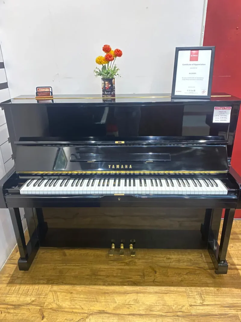 Piano upright Yamaha U1G hitam glossy dengan desain elegan dan kualitas Jepang klasik di Showroom Allegro Piano