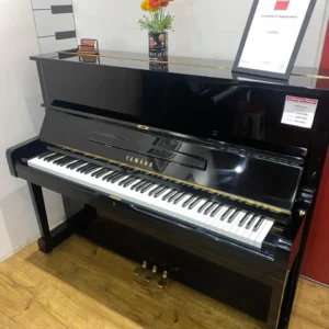 Piano upright Yamaha U1G hitam glossy dengan desain elegan dan kualitas Jepang klasik di Showroom Allegro Piano