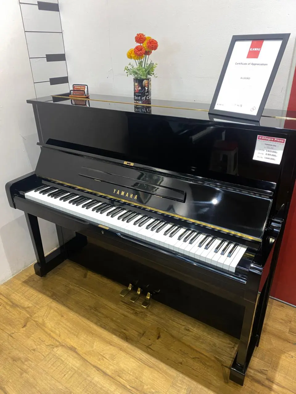 Piano upright Yamaha U1G hitam glossy dengan desain elegan dan kualitas Jepang klasik di Showroom Allegro Piano