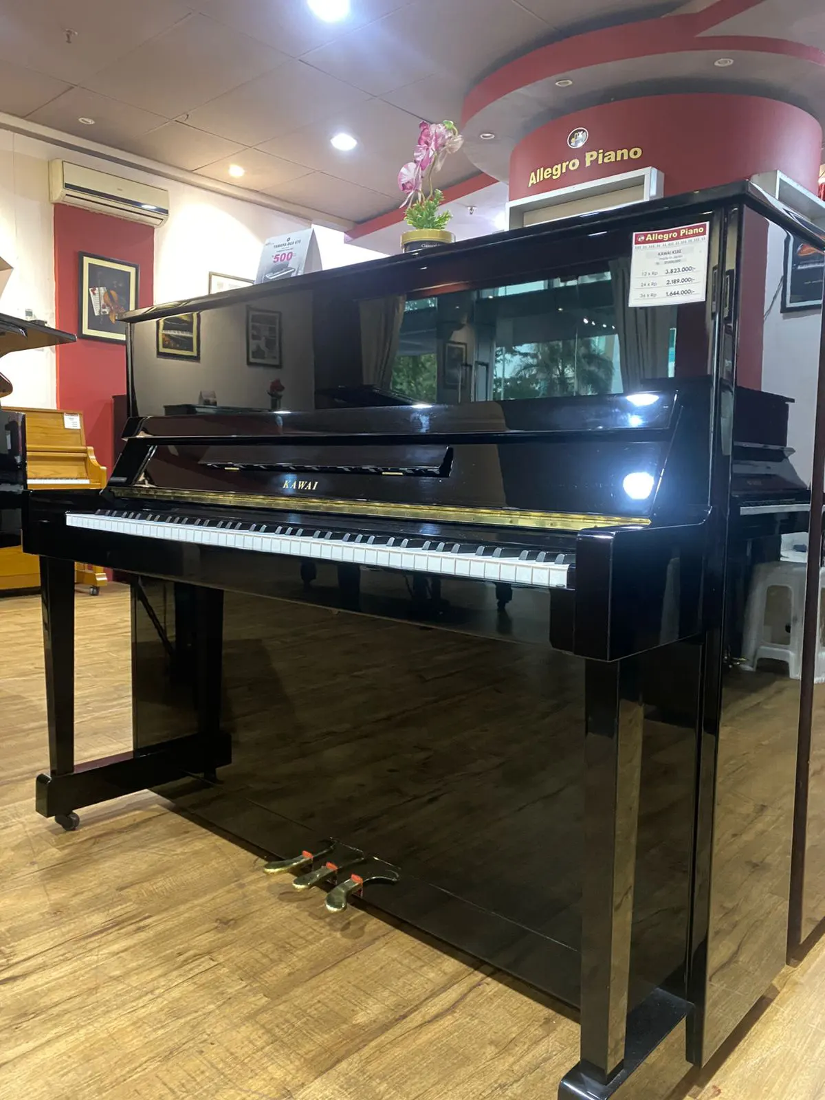 Upright piano Kawai K18E dengan finishing hitam glossy, desain minimalis, dan kualitas suara hangat serta seimbang untuk latihan dan penggunaan harian | Allegro Piano