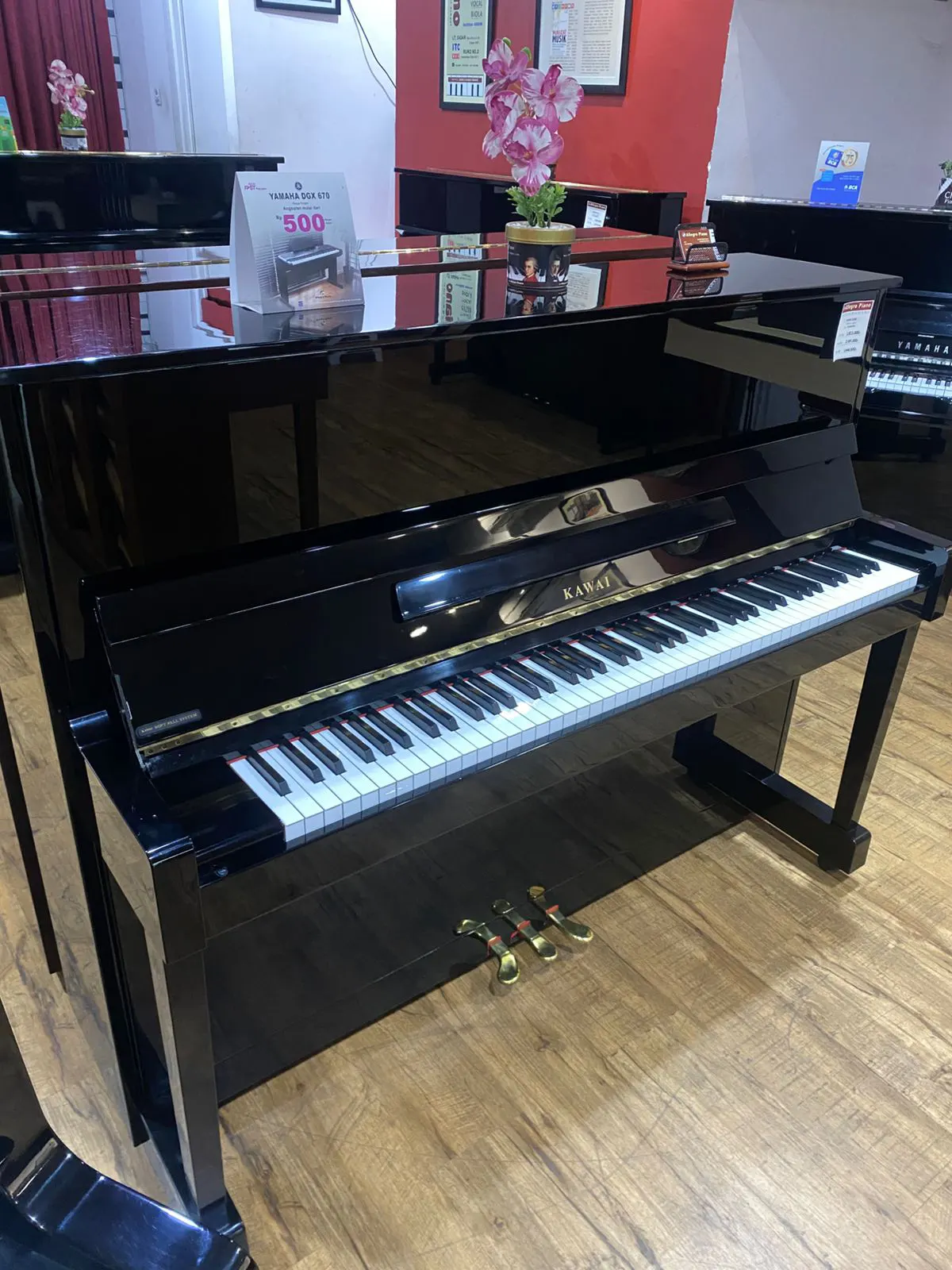 Upright piano Kawai K18E dengan finishing hitam glossy, desain minimalis, dan kualitas suara hangat serta seimbang untuk latihan dan penggunaan harian | Allegro Piano