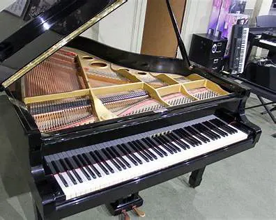 Grand Piano Yamaha G5 hitam glossy dengan desain elegan dan suara profesional di Showroom Allegro Piano