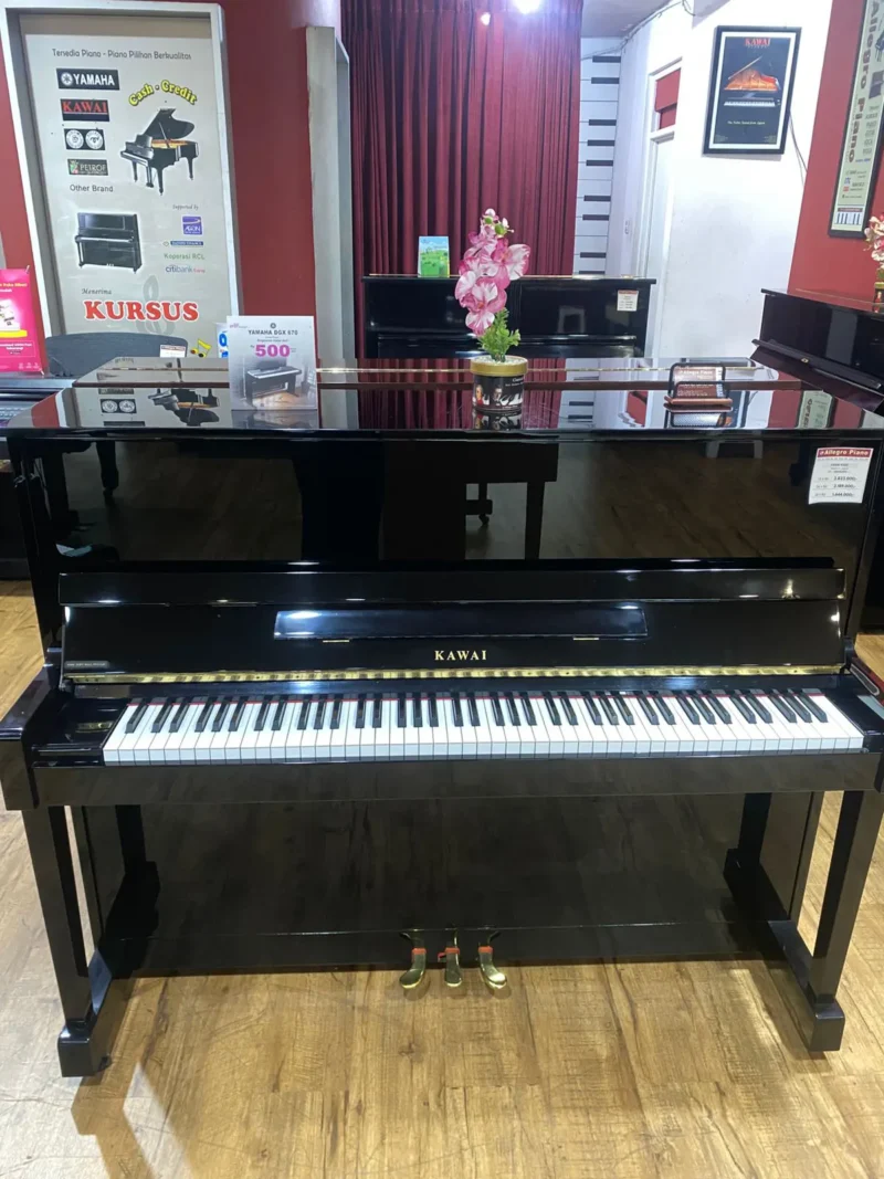 Upright piano Kawai K18E dengan finishing hitam glossy, desain minimalis, dan kualitas suara hangat serta seimbang untuk latihan dan penggunaan harian | Allegro Piano
