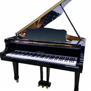 Grand Piano Yamaha G5 hitam glossy dengan desain elegan dan suara profesional di Showroom Allegro Piano