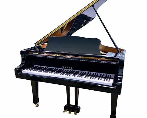 Grand Piano Yamaha G5 hitam glossy dengan desain elegan dan suara profesional di Showroom Allegro Piano