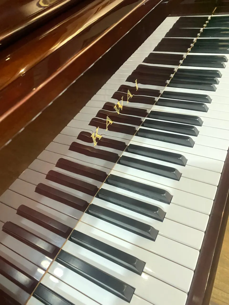 Upright piano Kawai BL-71 berukuran tinggi dengan finishing hitam glossy, menghasilkan suara besar, bass kuat, dan resonansi panjang | Allegro Piano