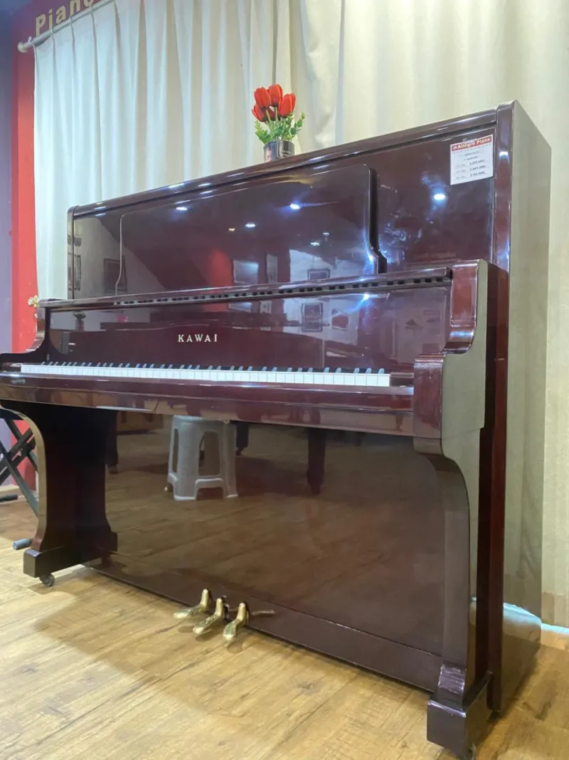 Upright piano Kawai BL-71 berukuran tinggi dengan finishing hitam glossy, menghasilkan suara besar, bass kuat, dan resonansi panjang | Allegro Piano