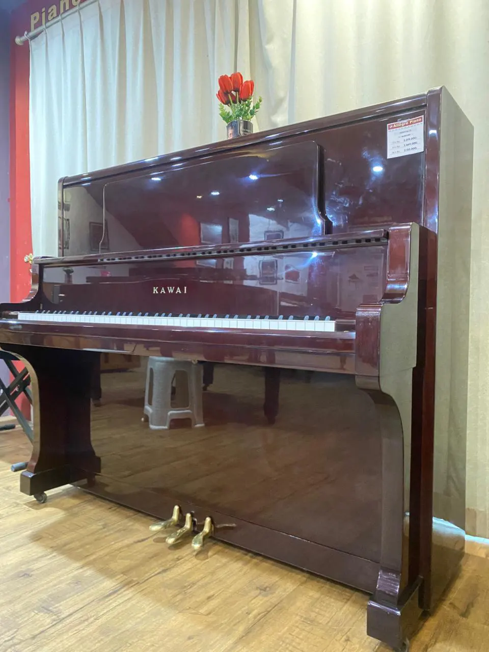 Upright piano Kawai BL-71 berukuran tinggi dengan finishing hitam glossy, menghasilkan suara besar, bass kuat, dan resonansi panjang | Allegro Piano