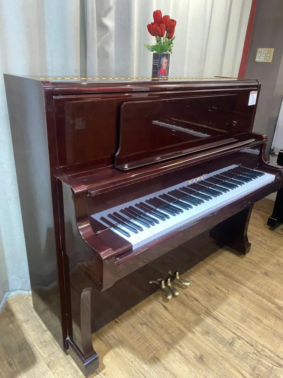 Upright piano Kawai BL-71 berukuran tinggi dengan finishing hitam glossy, menghasilkan suara besar, bass kuat, dan resonansi panjang | Allegro Piano