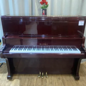Upright piano Kawai BL-71 berukuran tinggi dengan finishing hitam glossy, menghasilkan suara besar, bass kuat, dan resonansi panjang | Allegro Piano