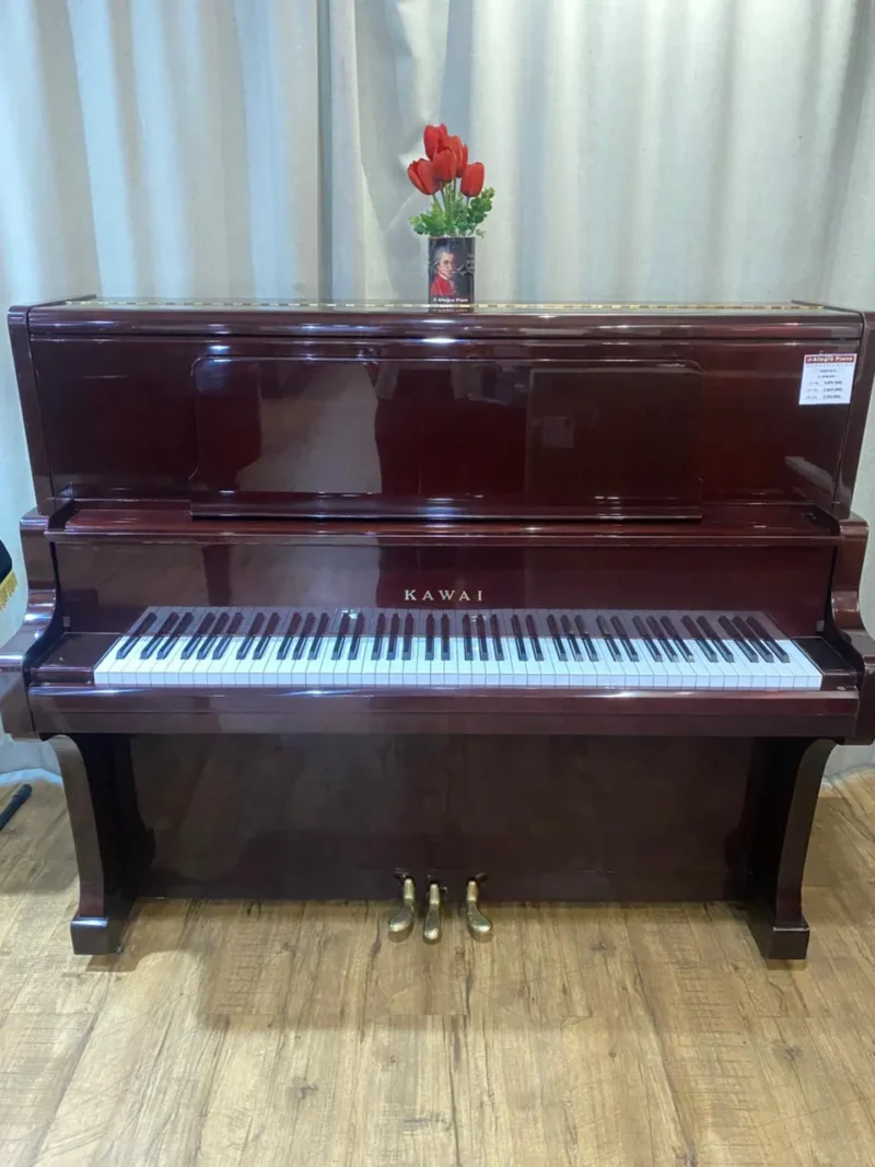 Upright piano Kawai BL-71 berukuran tinggi dengan finishing hitam glossy, menghasilkan suara besar, bass kuat, dan resonansi panjang | Allegro Piano